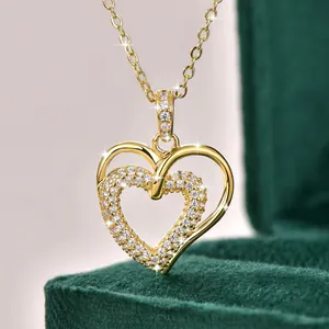 Nahaufnahme einer zweilagigen 14k Gold Herzkette mit glänzenden Pavé-Steinen