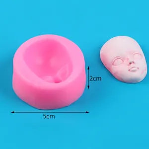 Vista dettagliata dello stampo in silicone rosa per visi con dimensioni e calco di prova