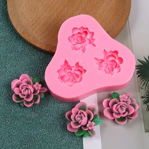 Détail du moule en silicone rose et des fleurs en résine finies pour le bricolage