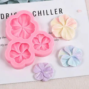 Detailansicht der rosa Silikonform für Blumen mit fertigen Pastell-Blütenmustern.