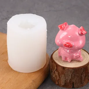 Gros plan du moule en silicone DIY et de la figurine de petit cochon rose sur bois