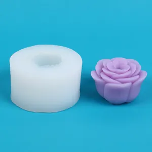 Vista dettagliata di uno stampo in silicone a rosa e candela finita viola su fondo blu