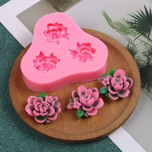 Vue détaillée d'un moule en silicone rose à 3 cavités pour roses et fleurs finies.