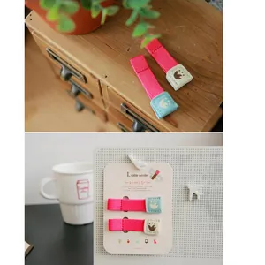 Leuke roze elastische kabeloproller set met lederen uiteinden en decoratieve pootafdrukken