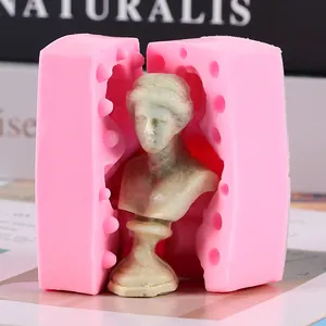 Detail der rosa Silikonform mit einem fertigen klassischen europäischen Porträtbüsten-Ornament