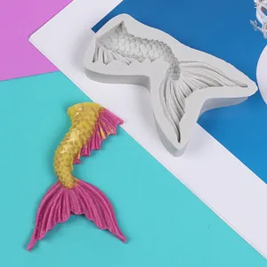 Vista dettagliata di uno stampo in silicone a coda di sirena e risultato