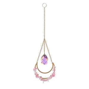 Détail de l'ornement en cristal de lune avec pierres roses et pendentif goutte violet AB