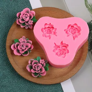 Vue détaillée d'un moule à rose en silicone rose avec trois cavités et de l'artisanat en résine.