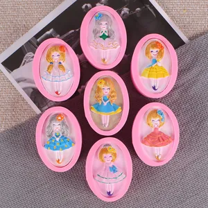 Vue détaillée de sept moules en silicone rose avec des motifs de filles de dessins animés