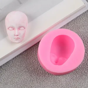 Vista dettagliata dello stampo in silicone a forma di viso rosa e del suo calco in resina.