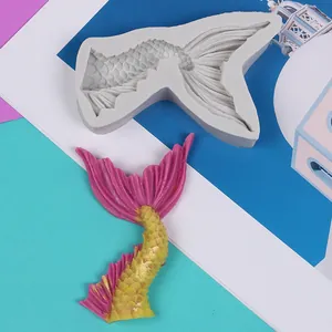 Dettaglio dello stampo in silicone a coda di sirena con decorazione in fondente