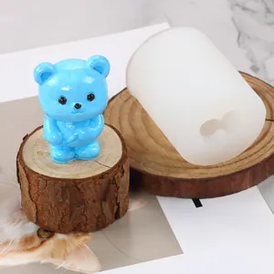 Vue détaillée du moule en silicone ours blanc avec figurine bleue sur bois