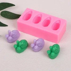 Molde de silicona caracol rosa con muestras de jabón artesanal morado y verde