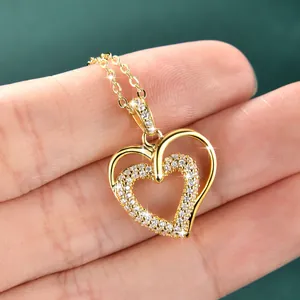 Detailansicht einer 14k Gold-Doppelherz-Halskette mit funkelnden Moissanit-Steinen.