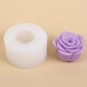 Vista dettagliata di uno stampo in silicone a rosa 3D con fiore di cera viola.
