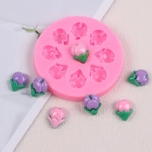 Detailansicht der pinkfarbenen Silikonform mit fertigen Tulpenknospen aus weichem Ton