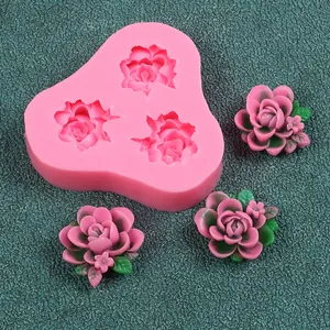 Détail d'un moule en silicone rose en forme de rose 3D avec trois fleurs finies