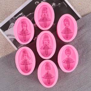 Détail macro de sept moules en silicone rose présentant divers reliefs de filles cartoon