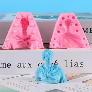 Detailansicht der rosa Silikonform und der fertigen blauen klassischen Büstenkerze