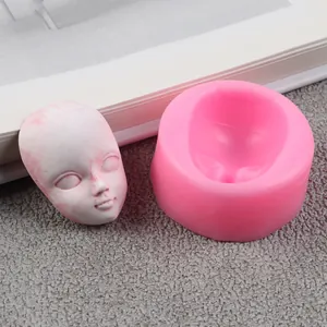 Vista macro dettagliata dello stampo in silicone per viso di bambola e calco bianco