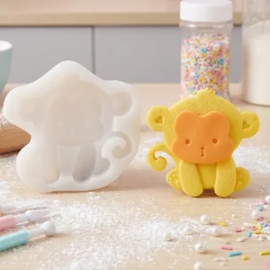Molde de silicona de mono detallado y mono de fondant amarillo en la encimera