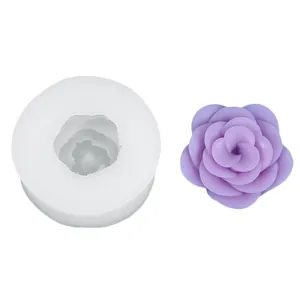 Dettaglio di uno stampo in silicone bianco e un sapone viola a forma di rosa