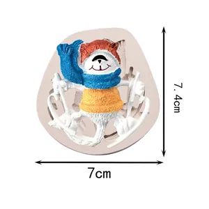 Detalle del molde de silicona de oso esquiador navideño, 7x7,4 cm y un peso de 42g