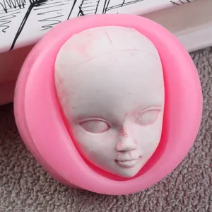 Vista dettagliata dello stampo in silicone rosa con forma di viso 3D per saponi e dolci