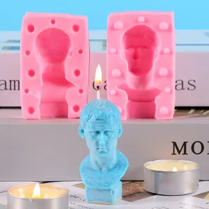 Nahaufnahme einer klassischen europäischen Büsten-Silikonform und einer blauen Kerze