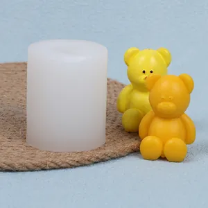 Détail d'un moule en silicone pour ours avec des figurines d'ours jaunes finies.
