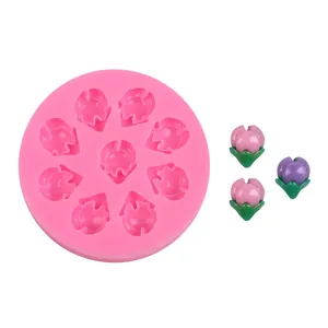 Detailansicht einer rosa Silikonform für Tulpenknospen mit fertigen Harzblumen.