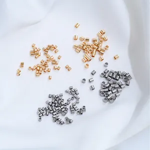 Nahaufnahme von goldenen und silbernen Edelstahl-Crimp-Perlen für DIY-Schmuckherstellung