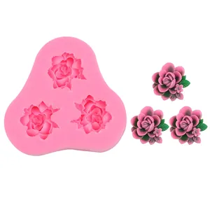 Détail du moule en silicone rose en forme de rose avec trois décorations florales