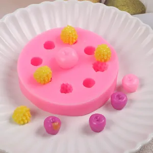 Rosa runde Silikonform mit fertigen DIY-Harzfrucht-Miniaturen auf einem weißen Teller