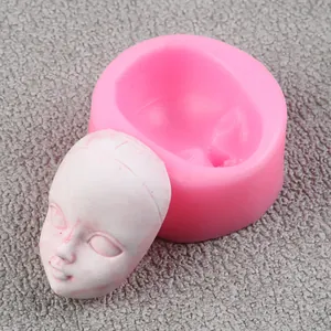 Vista dettagliata dello stampo in silicone viso 3D con calco in argilla per dolci
