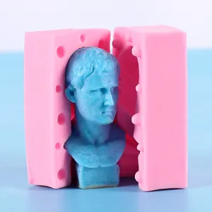 Detail der rosa Silikonform mit blauer klassischer europäischer Büstenfigur