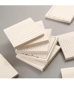 Detailansicht cremefarbener minimalistischer Haftnotizen mit Linien- und Karomustern