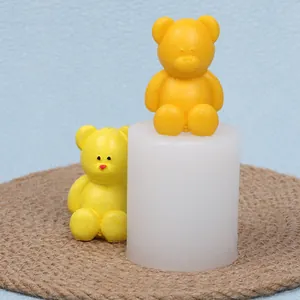 Vue détaillée du moule en silicone et des figurines d'oursons en peluche jaunes