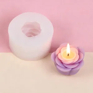 Dettaglio macro dello stampo in silicone a rosa accanto a una candela profumata viola