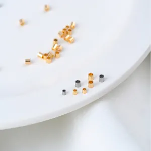 Detailansicht kleiner goldener und silberner Edelstahlröhrenperlen für DIY-Schmuckherstellung