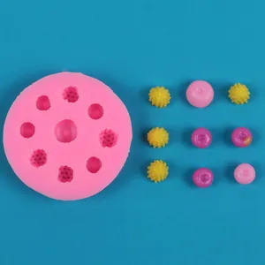 Detailansicht einer rosa Silikonform mit verschiedenen geformten Harzfrucht-Accessoires