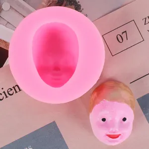 Vista dettagliata dello stampo in silicone viso umano rosa con figura in argilla