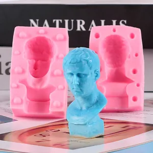 Detail mit rosa Silikonform und fertiger blauer klassischer europäischer Porträtbüste