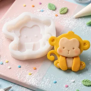 Vista detallada de un molde de silicona de mono con una figura de mono en fondant