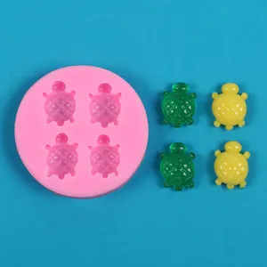 Detail van de roze schildpad siliconen mal en de afgewerkte schildpadden van hars
