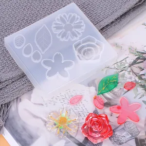Vista detallada de moldes de silicona DIY para flores y hojas con piezas de resina
