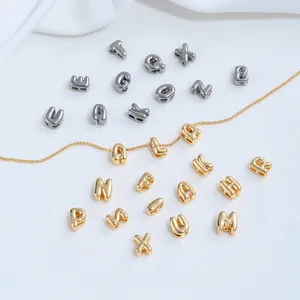 Detailansicht goldener und silberner Edelstahl-Alphabetperlen für DIY-Schmuck