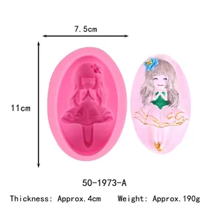 Vue macro d'un moule en silicone en relief fille de dessin animé avec dimensions 11x7,5 cm