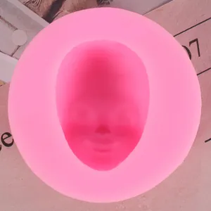 Vista dettagliata dello stampo in silicone rosa a forma di viso umano per sapone e dolci