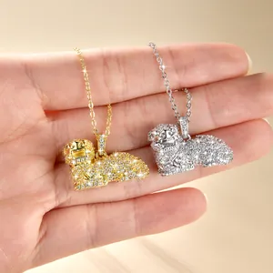 Makroansicht von zwei glitzernden Pi-Xiu-Anhängern mit Kunstmoissanit in Gold und Silber.